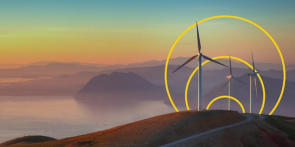 Фотография трех ветровых турбин на холме с графиком достижения чистого нулевого уровня выбросов