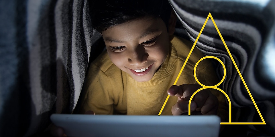 Фотография мальчика, смотрящего на планшет с диаграммой «Энергия для общества»