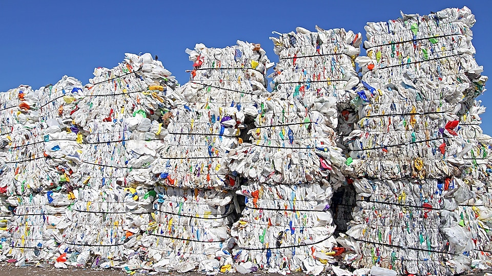 Стопки полиэтиленовых пакетов на заводе по переработке отходов