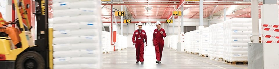 Два сотрудника идут по заводу